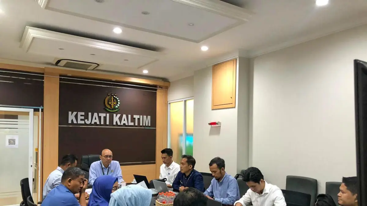 SINERGITAS: PLN UIP KLT bersama Kejati Kaltim melaksanakan monitoring dan evaluasi pendampingan hukum guna memastikan pembangunan ketenagalistrikan berjalan sesuai regulasi.

&nbsp;