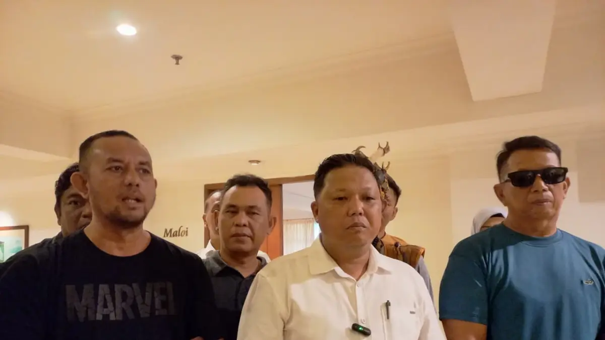 TEGASKAN AKSI DAMAI: Jenderal Lapangan Aliansi Perjuangan Rakyat Kaltim, Erly, saat memberikan klarifikasi terkait insiden pasca-aksi 21 April. Ia menyebut massa resmi telah membubarkan diri sebelum kericuhan pecah di depan Kantor Gubernur. 