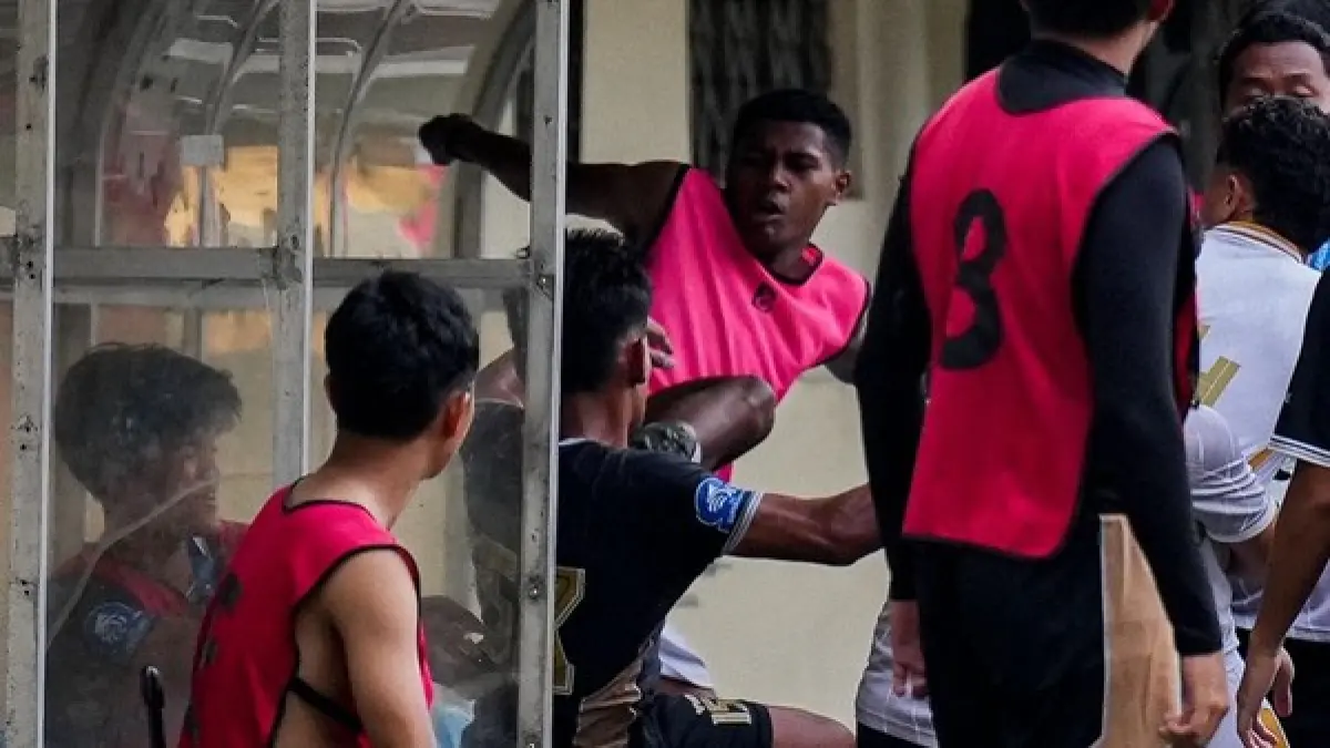 Tendangan Fadly Alberto Hengga ke pemain Dewa United. 