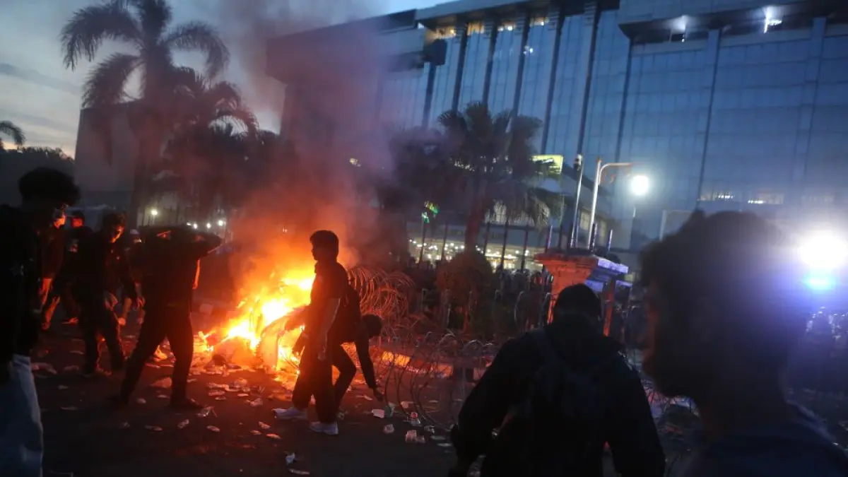 TERTIB HINGGA SORE: Suasana massa aksi di depan Kantor Gubernur Kaltim sebelum waktu pembubaran. Pihak aliansi mengklaim telah memberikan edukasi kepada peserta untuk tidak terpancing provokasi selama unjuk rasa berlangsung. (FOTO: RAMA SITOHANG/KP)