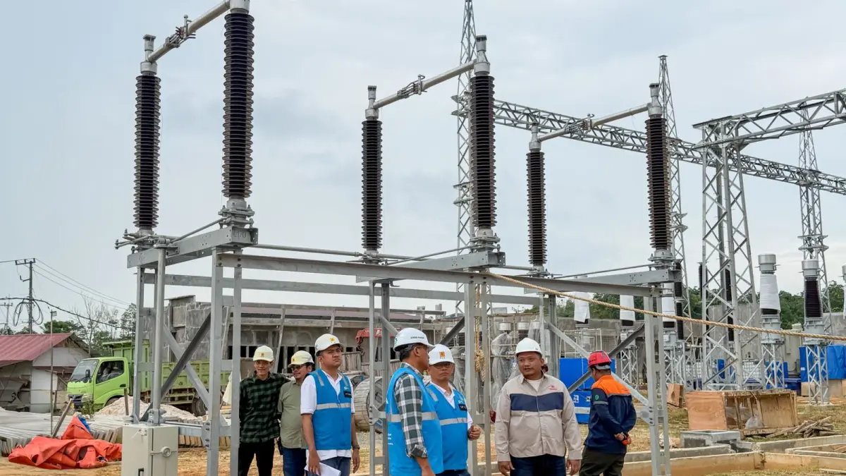 TINJAU LAPANGAN: General Manager PLN UIP KLT, Basuki Widodo, bersama jajaran PLN UPP KLT 3 dan mitra kerja meninjau langsung instalasi peralatan di area Gardu Induk (GI) 150 kV Bontang Lestari guna memastikan kualitas konstruksi dan kesiapan operasional.