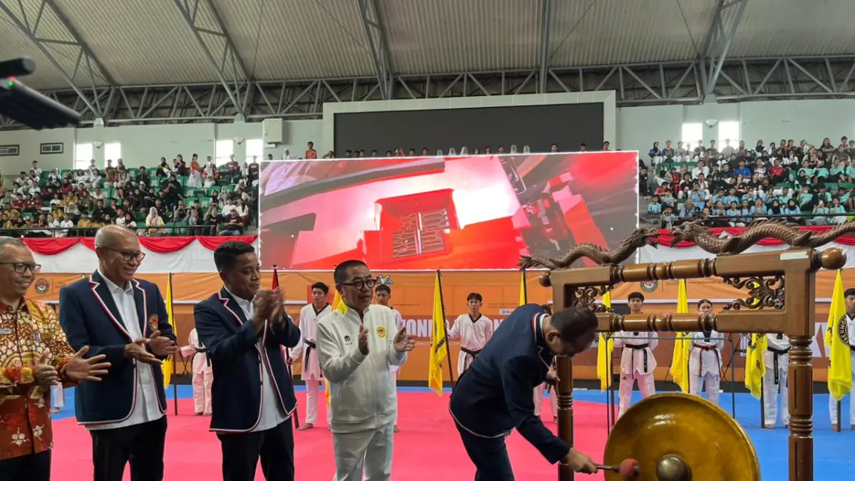 BUKA: Ketua Umum PB TI Letjen TNI Richard Tampubolon membuka Kejuaraan Nasional Taekwondo Indonesia kategori cadet dan junior 2026 di GOR Kadrie Oening, Samarinda, Kamis (23/4). (NASYA RAHAYA/KP)