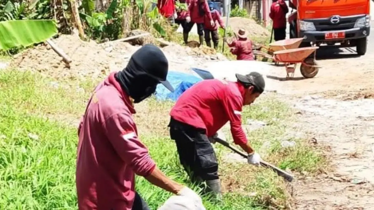 CEGAH LUAPAN: Tim Panbers milik Dinas PUPRK melakukan normalisasi sungai di dua titik. (ADIEL KUNDHARA/KP)