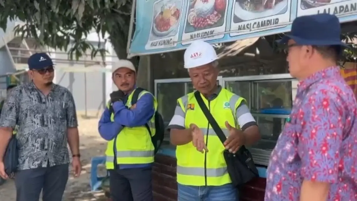 Kepala Dinas PUPR Kubar, Philip (kanan) dan Kabid Bina Marga, Mikael (kiri) saat melakukan peninjauan.