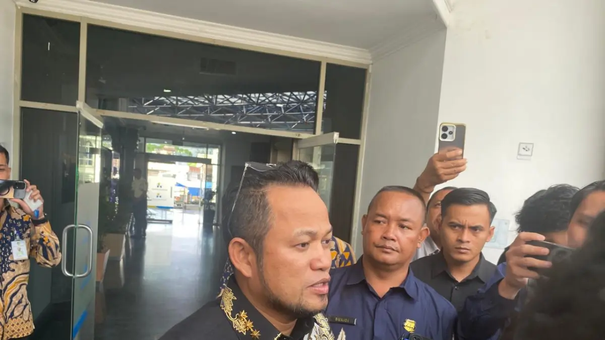 KEPUTUSAN BERSAMA: Gubernur Kaltim, Rudy Mas’ud, saat memberikan keterangan pers usai RUPS LB Bankaltimtara di Samarinda. Ia menekankan aspek kompetensi menjadi faktor utama pemilihan dirut baru. (EKO/KALTIM POST)