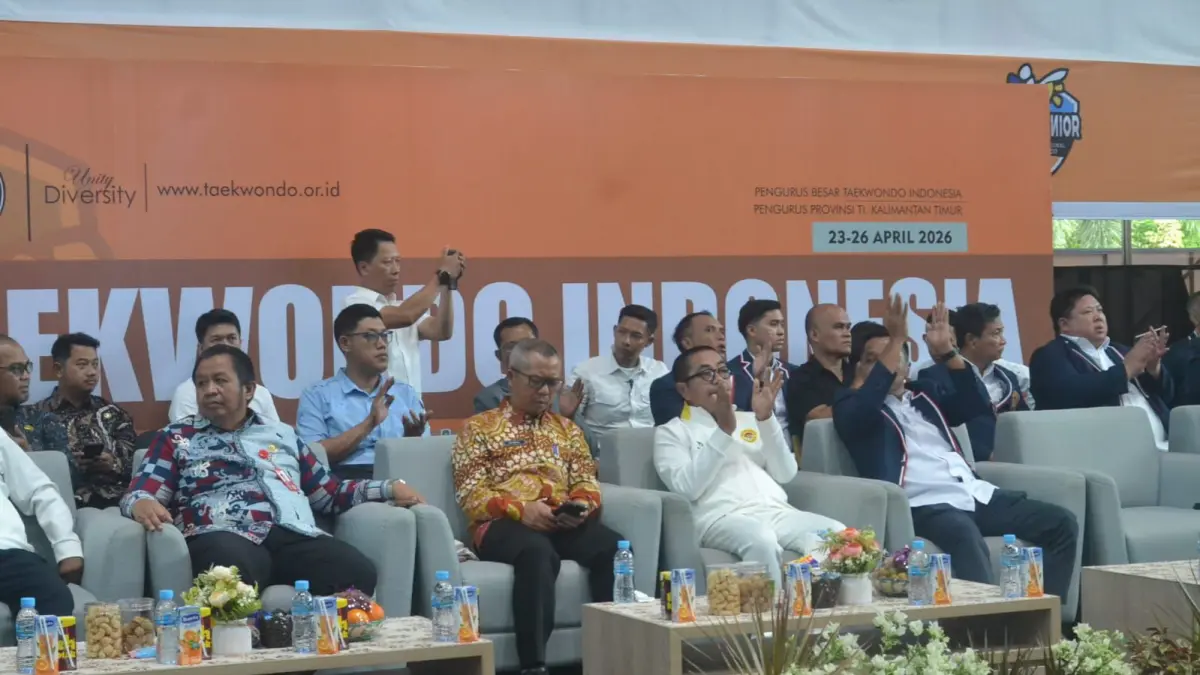Ketua KONI Kaltim Rusdiansyah Aras (kedua kanan) hadir di Kejurnas Taekwondo Indonesia kategori cadet dan junior 2026 Samarinda, Kamis (23/4) di GOR Kadrie Onieng Samarinda. (NASYA/KP)