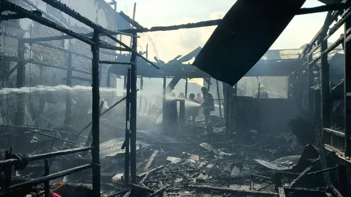 KUASAI: Petugas memadamkan sisa kebakaran di Jalan Lambung Mangkurat, Gang Masjid Blok I, Samarinda Kota, Kamis (23/4).