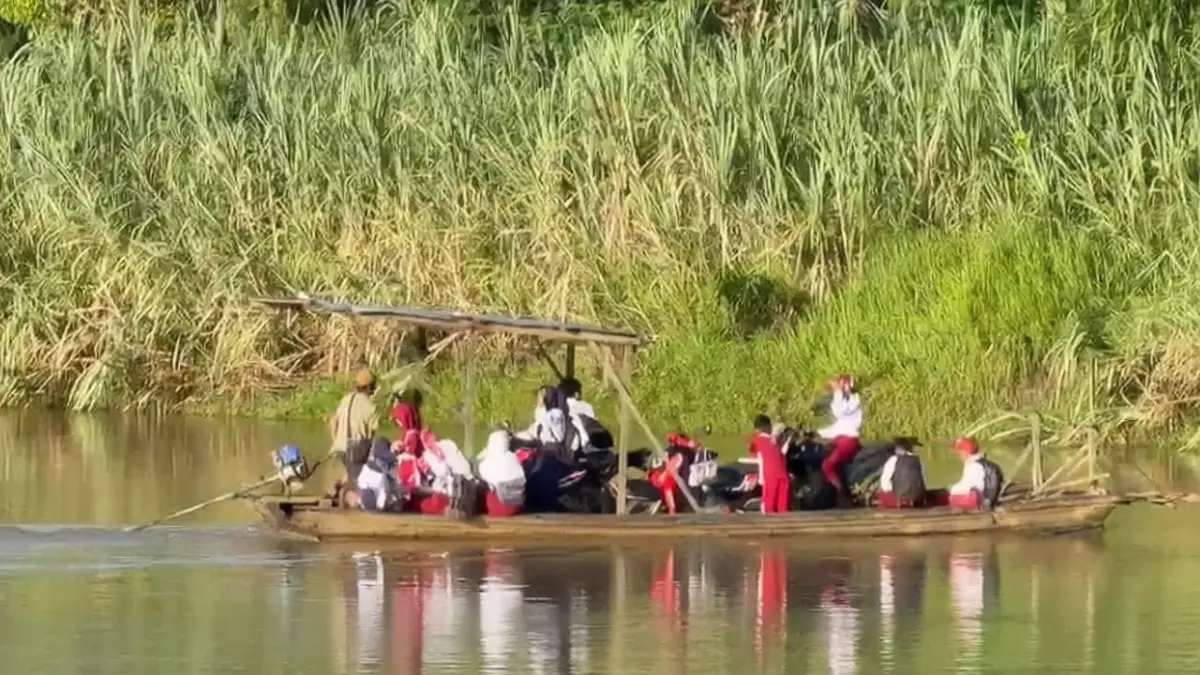 Sejumlah anak sekolah menyeberangi sungai dengan perahu di Desa Long Bentuq, Kecamatan Busang, Kutim. (IST)

&nbsp;