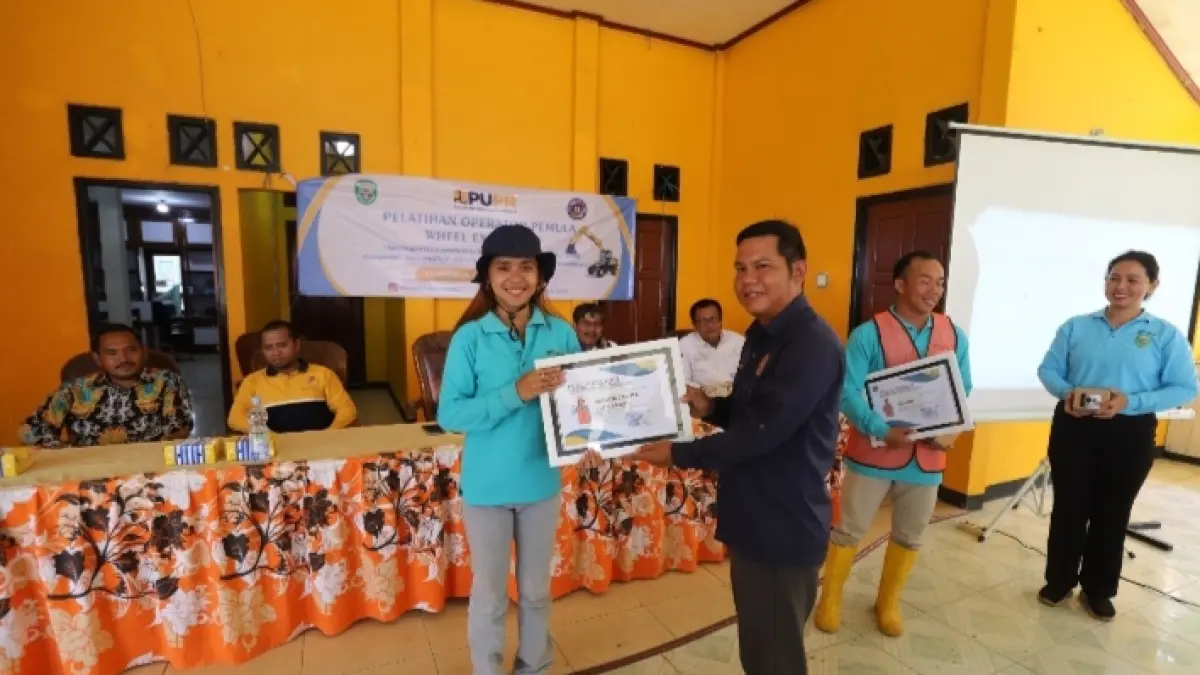 SIAP KERJA: Para peserta pelatihan operator alat berat saat sesi penutupan di BPU Kampung Rejo Basuki. Sebanyak 73 orang kini mengantongi sertifikat kompetensi. (ISTIMEWA)"