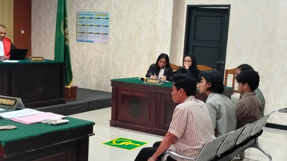 SIDANG TUNTUTAN:  Empat mahasiswa saat mendengarkan amar tuntutan jaksa dalam perkara kepemilikan bahan berbahaya di PN Samarinda. (FOTO: BAYU/KP)