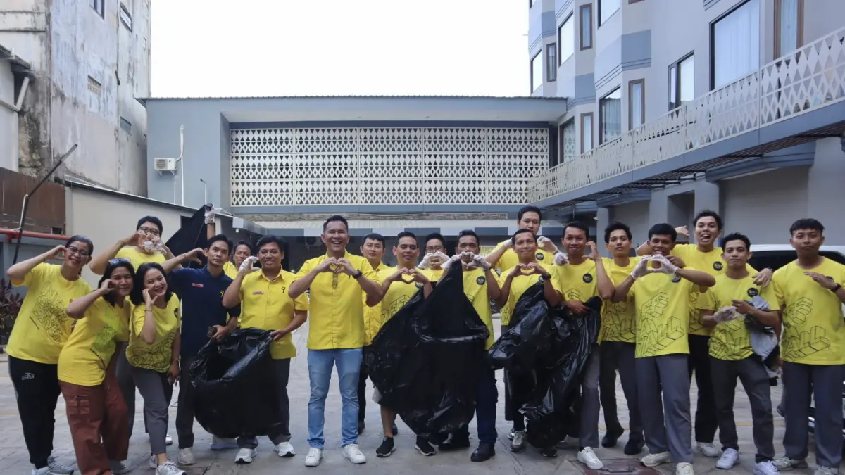 Staf YELLO Hotel rayakan Hari Bumi.