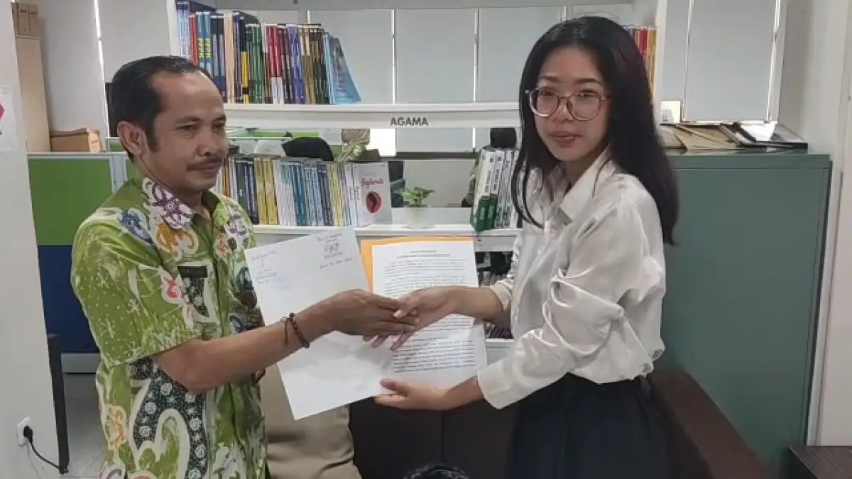 TAGIH KOMITMEN: Perwakilan Aliansi Rakyat Kaltim saat menyerahkan dokumen pakta integritas yang diteken anggota DPRD pada aksi massa beberapa waktu lalu, Kamis (23/4/2026). 