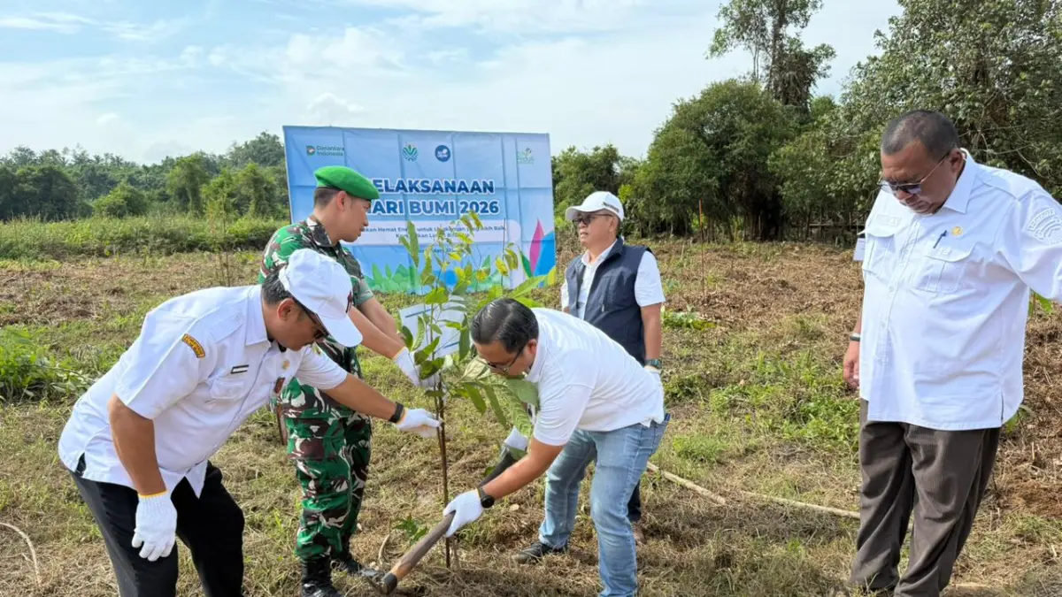TANAM: Jajaran manajemen PLN Indonesia Power bersama pimpinan Zeni Tempur 17/AD  saat melakukan penanaman pohon.