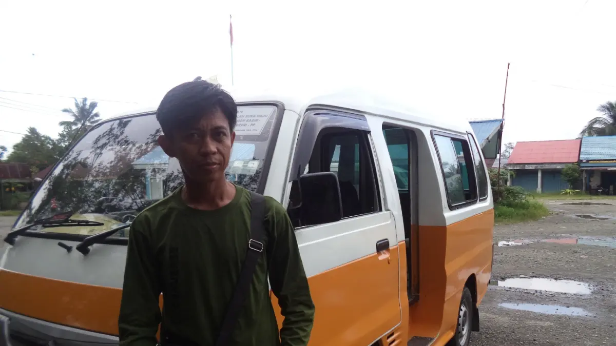 TOLAK: Supir angkot PPU rute Penajam ke Nipah-Nipah, Raisman. (AHMAD MAKI/KP)