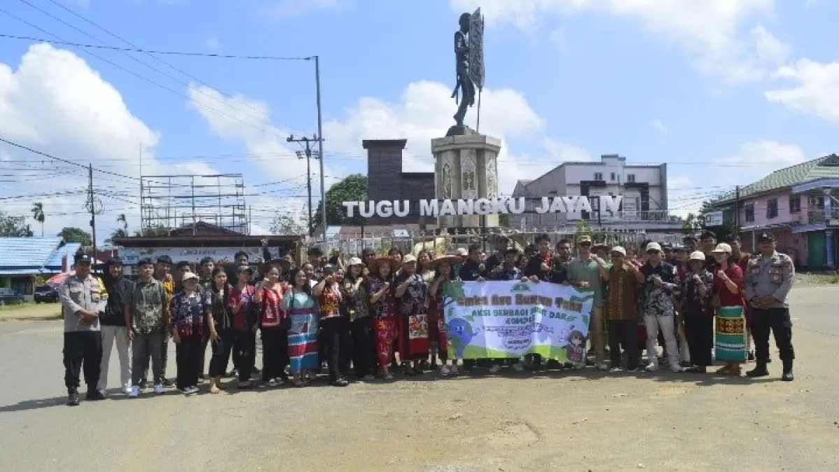 CINTAI BUMI: Aksi pelajar SMK Ave Bungan Tana saat bagikan bibit dan pupuk kompos kepada masyarakat.