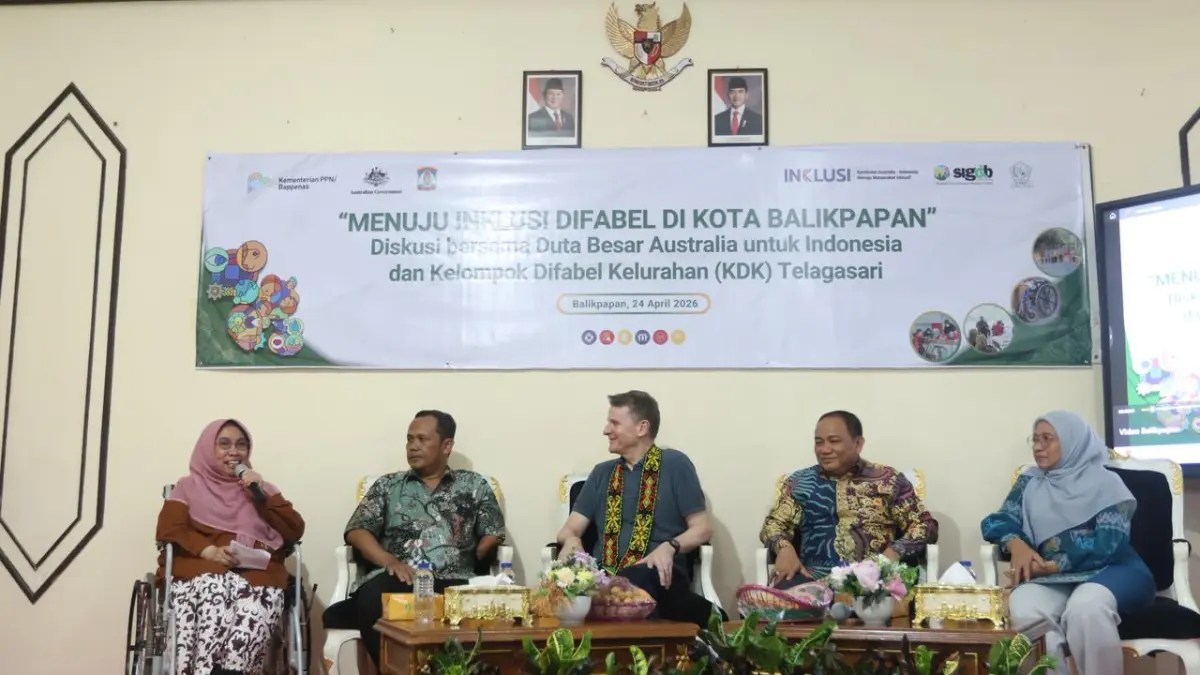 DISKUSI: Duta Besar Australia untuk Indonesia, Rod Brazier berdiskusi dengan Kelompok Difabel Kelurahan (KDK) di Kantor Kelurahan Telagasari, Balikpapan, Jumat (24/4). (ANGGI PRADITHA/KP)