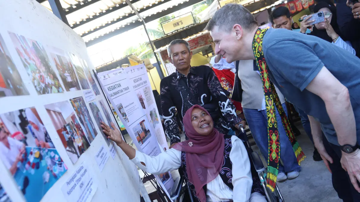DUKUNG DIFABEL: Selain berdiskusi, Duta Besar Australia Rod Brazier juga mengunjungi UMKM salah satu penyandang disabilitas di Kota Minyak.&nbsp;