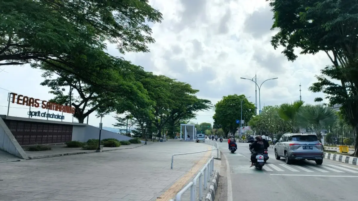 Fasilitas Teras Samarinda di Jalan Gajah Mada mengalami kerusakan ringan usai aksi 21 April dan segera diperbaiki Pemkot Samarinda. (HAFIZ/KP)

&nbsp;

&nbsp;