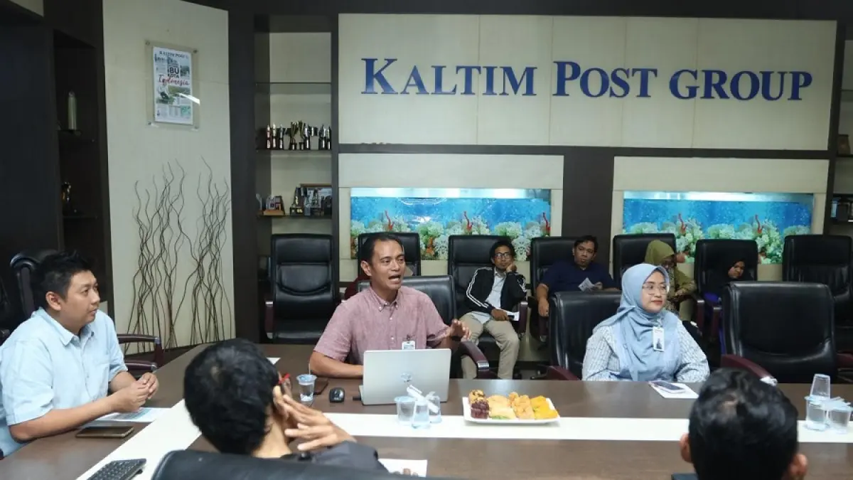 INVESTASI: Pawning Sales Officer BSI KCP Soekarno-Hatta, Alfred membeberkan perubahan perilaku keuangan generasi muda Balikpapan yang lebih senang membeli emas. ANGGI/KP