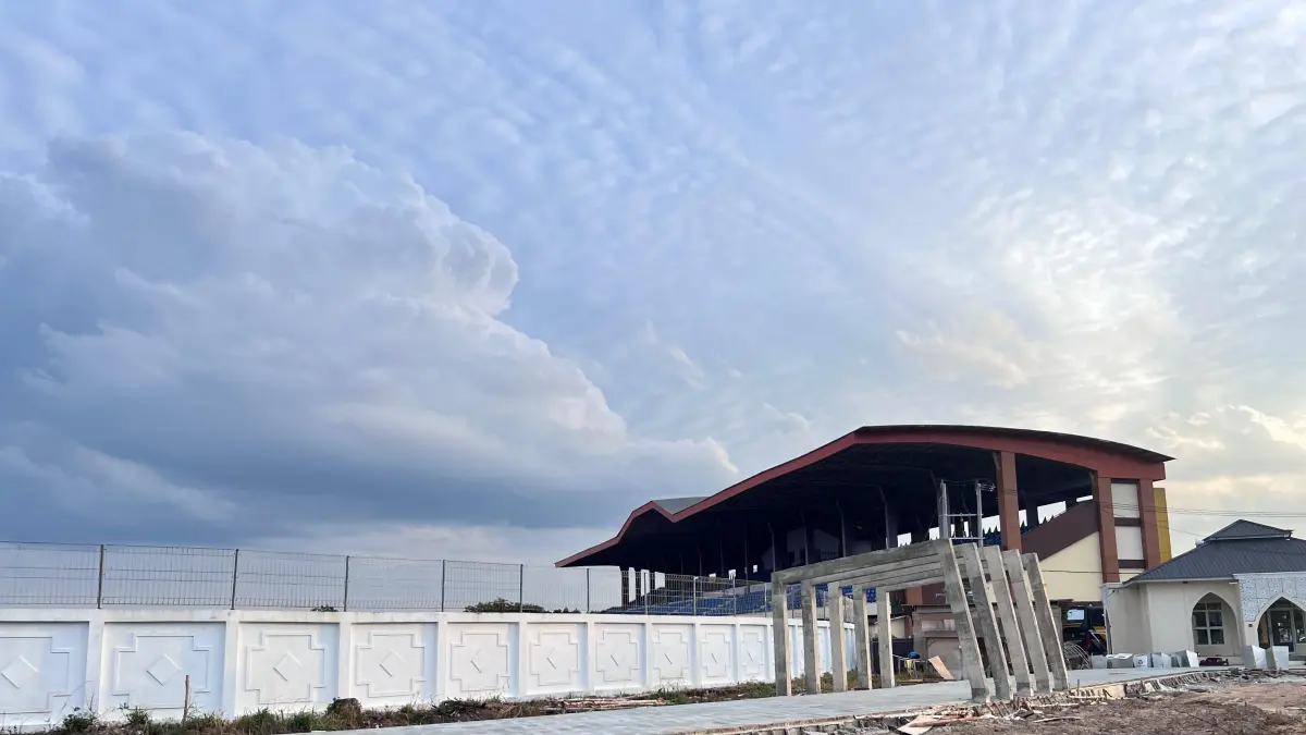 Jogging track di Stadion Sadurengas belum rampung sejak awal 2026, padahal ditarget selesai akhir 2025. (M NAJIB/KALTIM POST)