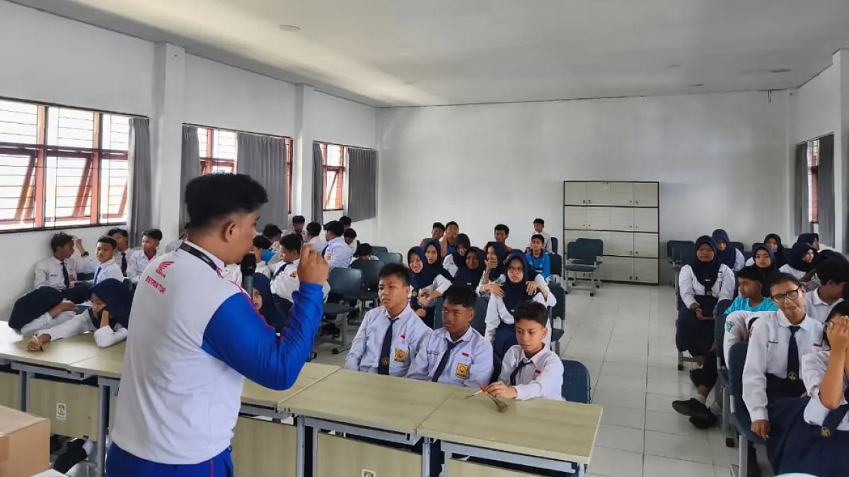 KAMPANYE: Astra Motor Kaltim 1 menggelar edukasi safety ridding di SMP 26 Balikpapan, Senin (20/4).