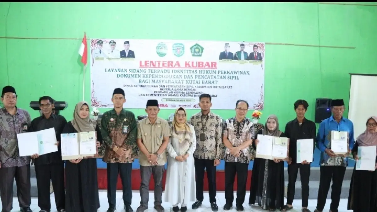 KANTONGI DOKUMEN: Penyerahan dokumen administrasi Kependudukan bagi warga Kubar