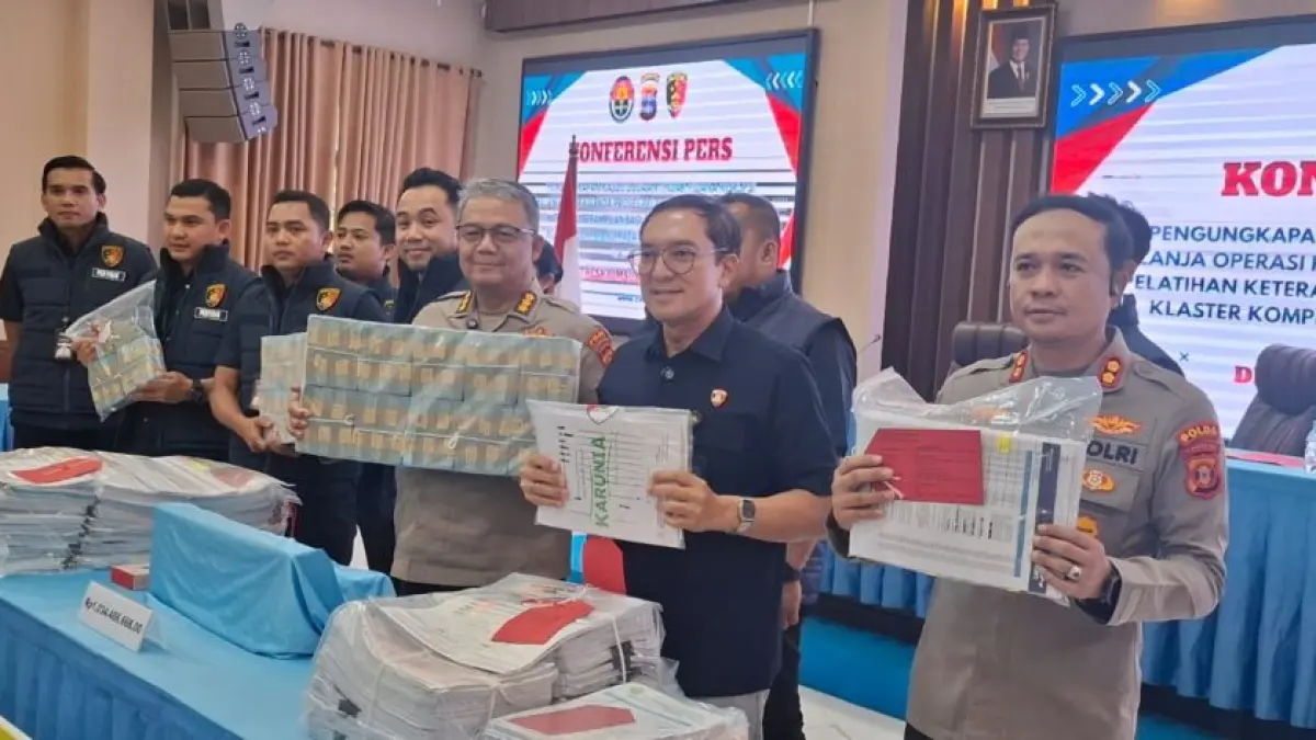 KORUPSI: Barang bukti duit dan dokumen lainnya dihadirkan penyidik penanganan perkara korupsi miliaran rupiah di BLKI UPTD Balikpapan yang dibongkar Ditreskrimsus Polda Kaltim.