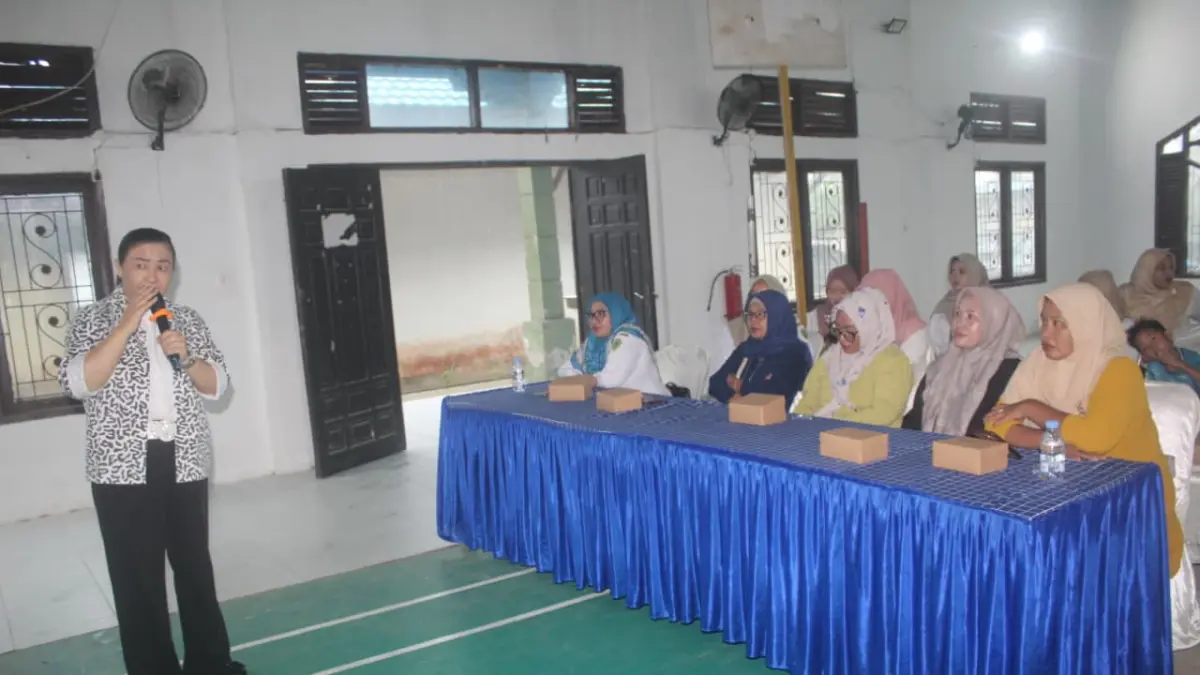LIMBAH SAWIT: Presentasi mengenai teknik produksi pupuk hayati dari limbah kelapa sawit dan mikroorganisme yang disampaikan oleh Dr Merry Krisdawati Sipahutar.