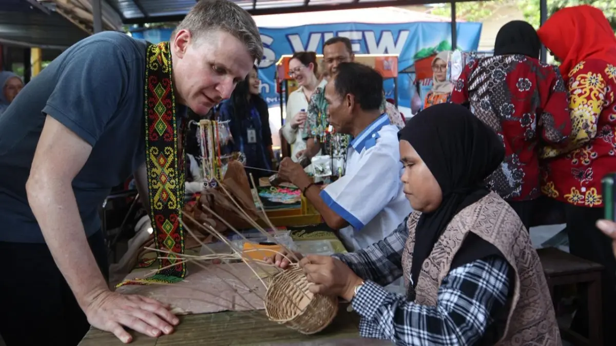 MELIHAT PROSES: Duta Besar Australia untuk Indonesia, Rod Brazier melihat proses pembuatan kerajinan anggota Kelompok Difabel Kelurahan (KDK) di Kantor Kelurahan Telagasari, Balikpapan, Jumat (24/4).