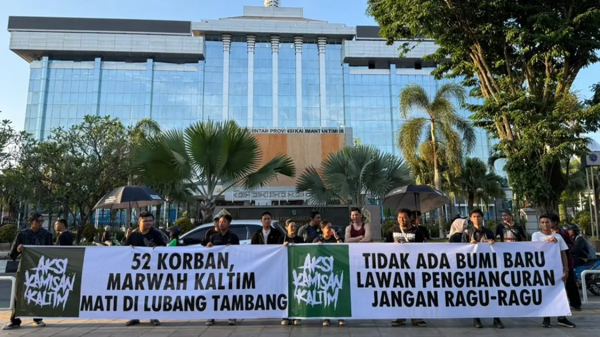 MENAGIH KEADILAN. JATAM Kaltim menggelar aksi damai di depan Kantor Gubernur Kaltim yang mendesak evaluasi total terhadap perusahaan tambang yang abai reklamasi. (FOTO: BAYU ROLLES/KP)