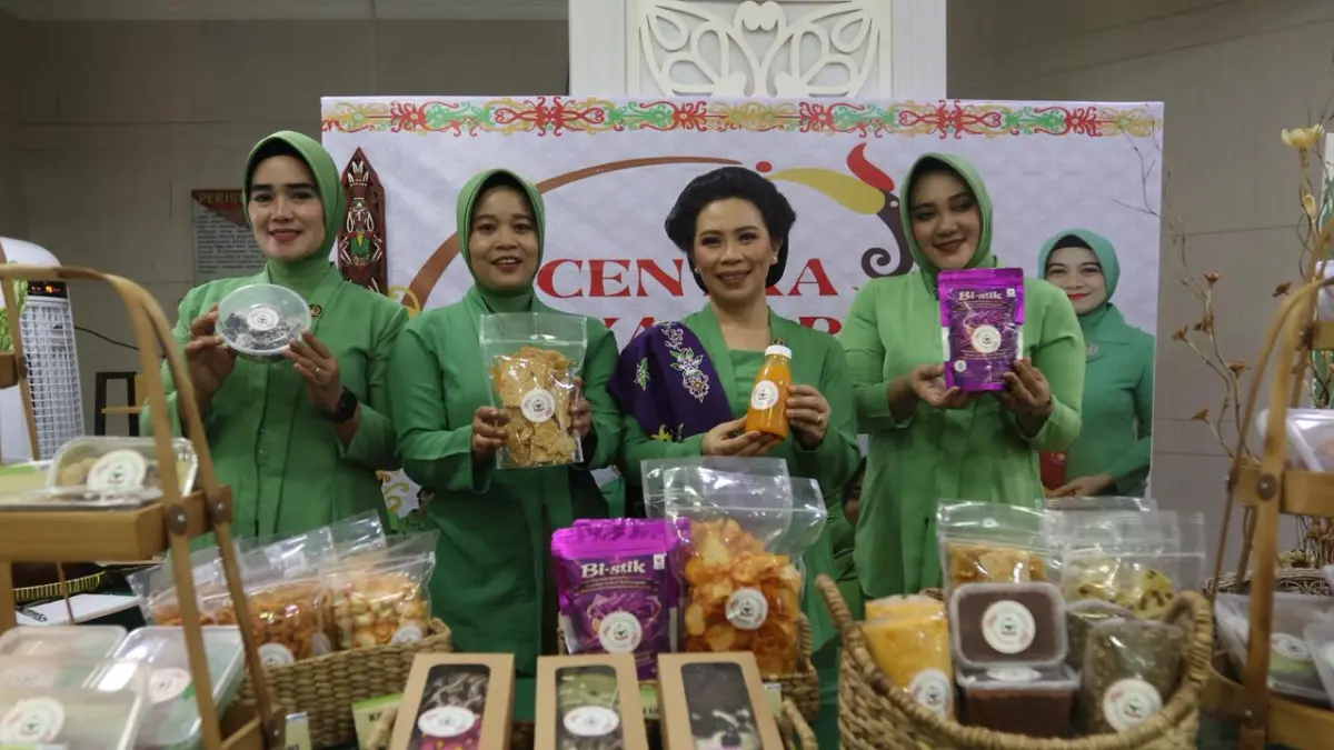 PAMERAN: Ketua Persit KCK Daerah VI/Mulawarman Syanti Krido Pramono secara konsisten mendorong anggota Persit untuk berkembang melalui berbagai pelatihan dan kegiatan produktif. ANGGI/KP