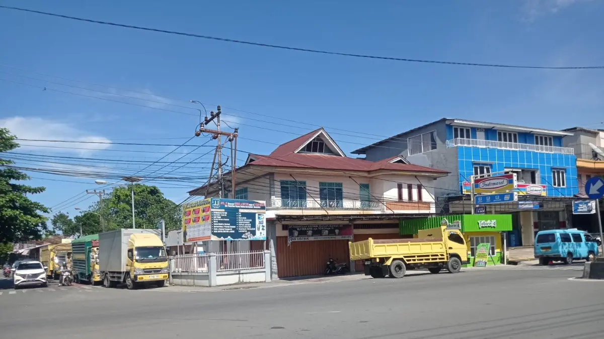 PANJANG: Antrean kendaraan truk di ruas Jalan Jenderal Soedirman hingga Ir H Juanda untuk mendapatkan bahan bakar jenis solar. FOTO: ADIEL KUNDHARA/KP