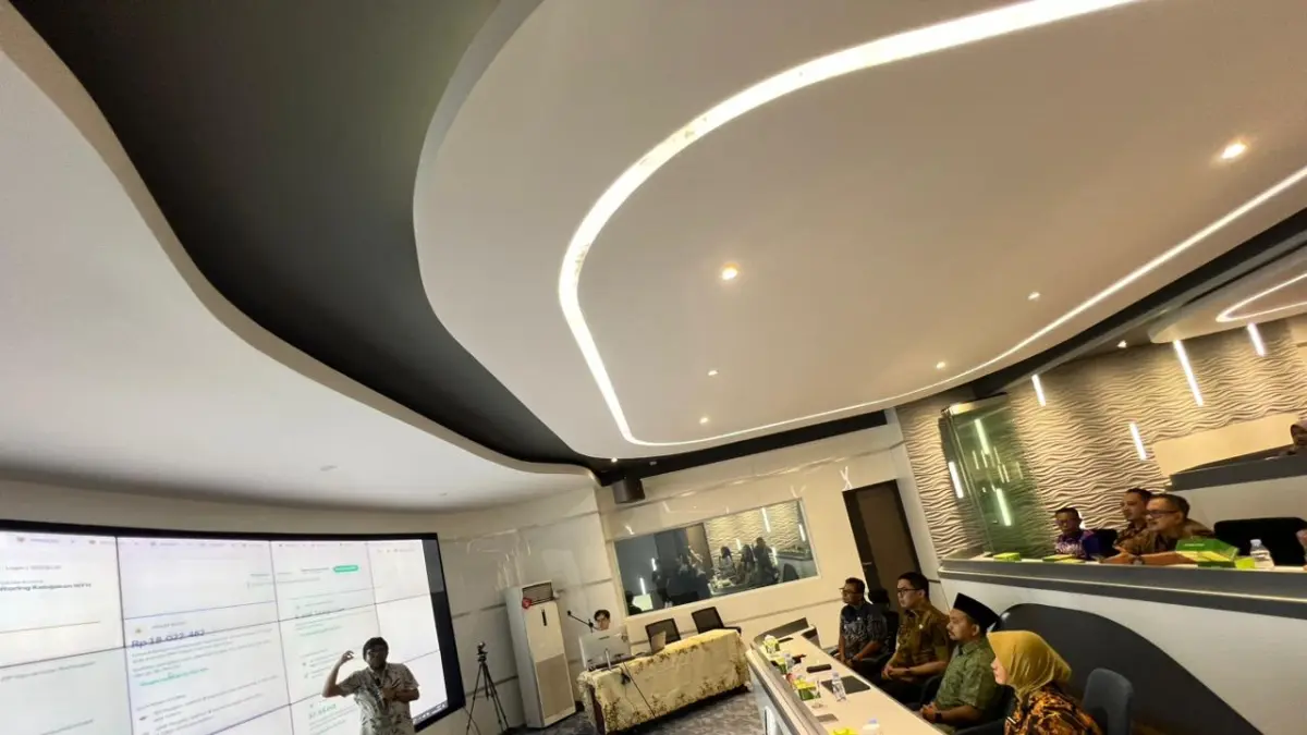 PANTAU: Andi Harun (duduk, ketiga kanan) mendengarkan paparan aplikasi WFH di Command Center Diskominfo Samarinda, Jumat (24/4).