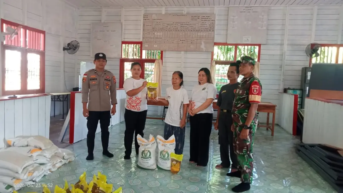 Pasokan beras dan minyak goreng diterima masyarakat di lima kecamatan, distribusi didampingi TNI dan Polri. 