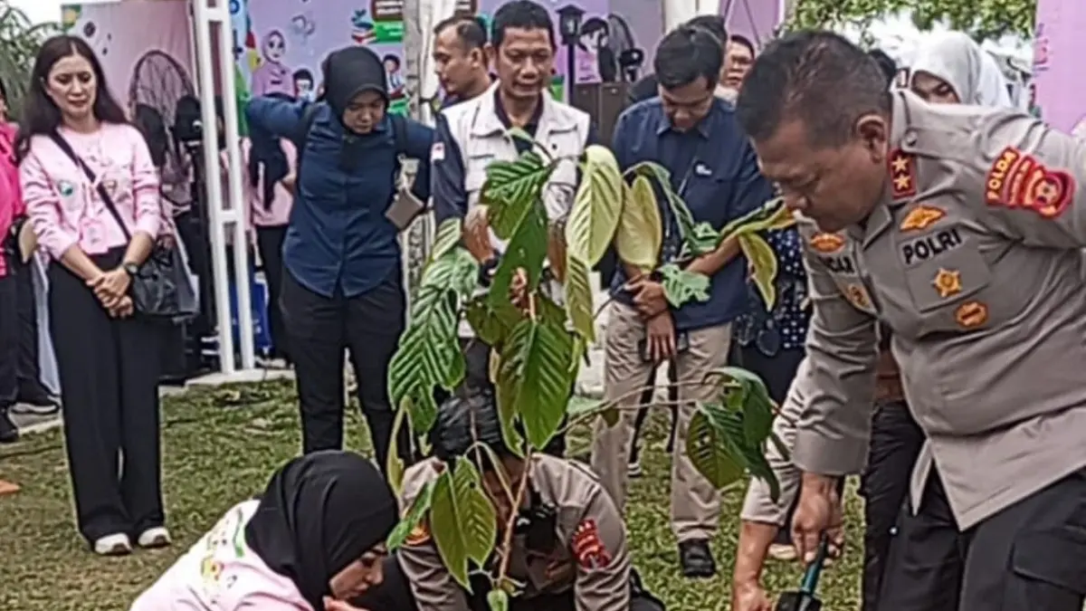 PEDULI LINGKUNGAN: Rangkaian kegiatan menanam pohon sebagai bentuk kepedulian lingkungan dilakukan YKB Daerah Kaltim.