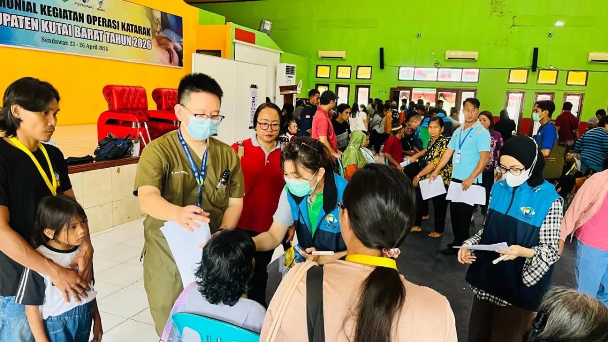 Petugas medis melakukan skrining terhadap calon pasien operasi katarak di RSUD HIS. (K SUNARDI/KALTIM POST)