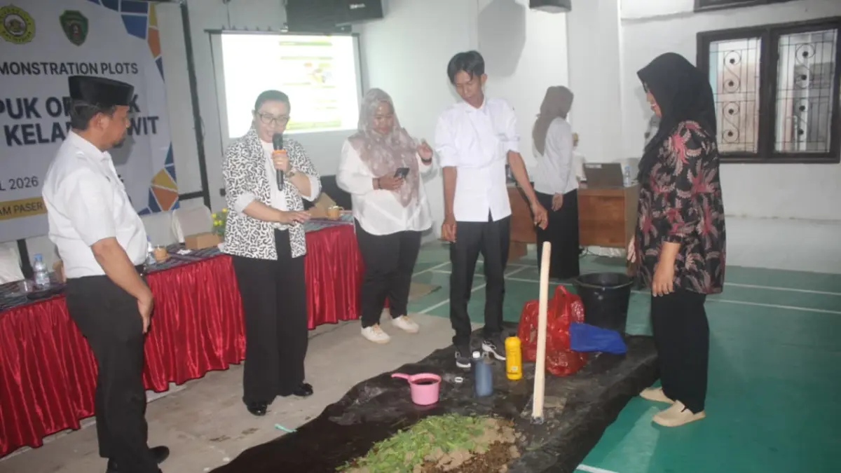 PRAKTIK: Proses pembelajaran mengubah limbah sawit menjadi pupuk hayati. 