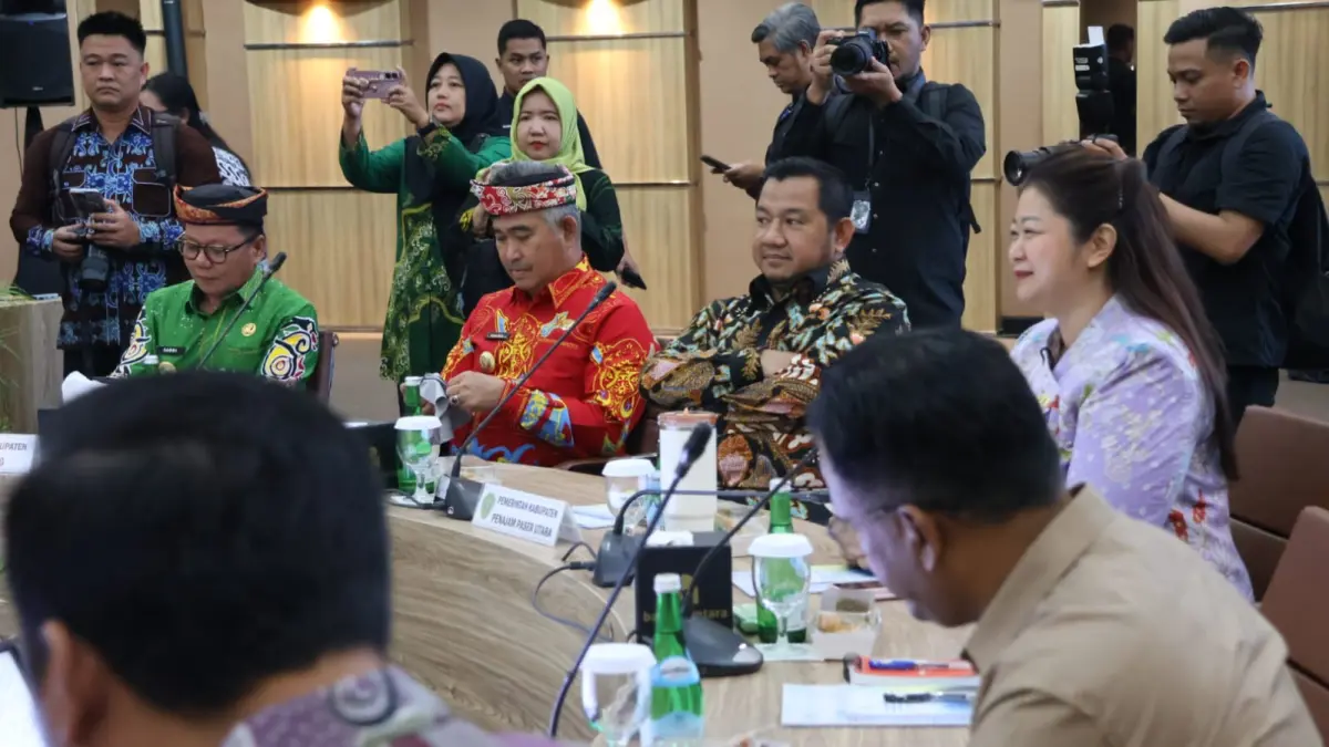 RUPS: Bupati PPU Mudyat Noor (empat kanan) saat menghadiri RUPS Bankaltimtara di Samarinda. Pemkab PPU mendorong penguatan sektor UMKM sebagai pilar ekonomi daerah. (FOTO: IST)