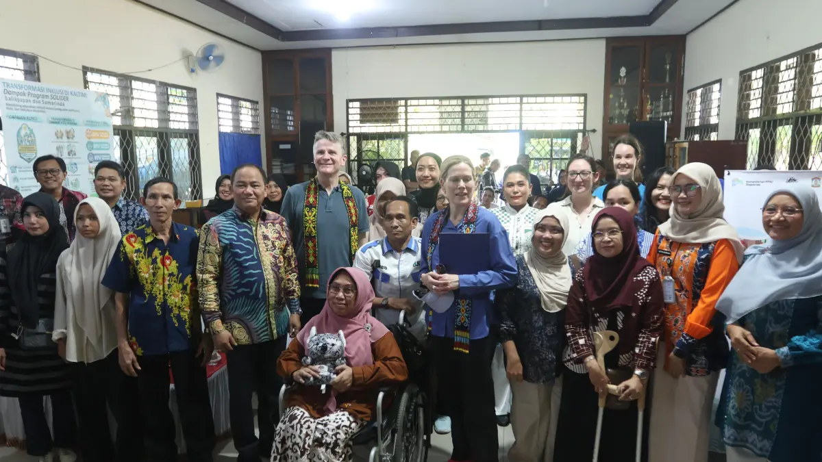 SAMBUT HANGAT: Duta Besar Australia untuk Indonesia Rod Brazier mengunjungi Kantor Kelurahan Telaga Sari, Jumat (24/4).