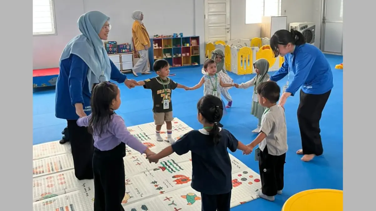 Suasana belajar interaktif di PAUD Labschool FKIP Unmul, dukung tumbuh kembang anak usia dini secara optimal.
