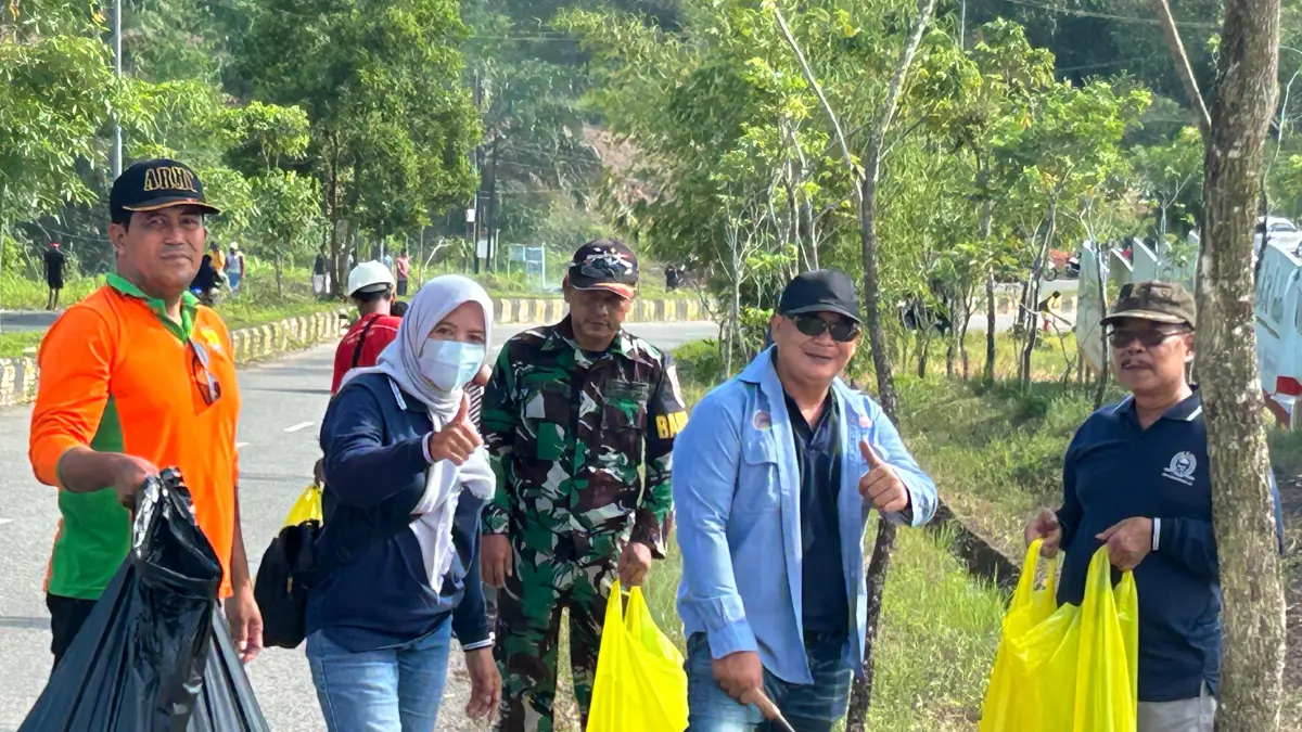 Suasana KBM di Jalan Mukmin Faisyal diikuti warga dengan antusias untuk kebersihan bersama.