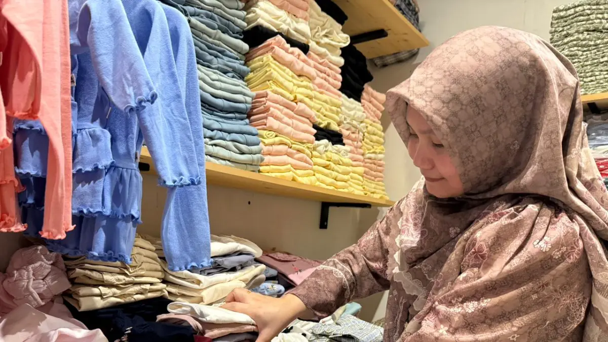 BELAJAR: Tak memiliki dasar sama sekali dalam dunia anak, membuat Ika banyak belajar. Memilih produk sesuai kebutuhan juga kualitas.