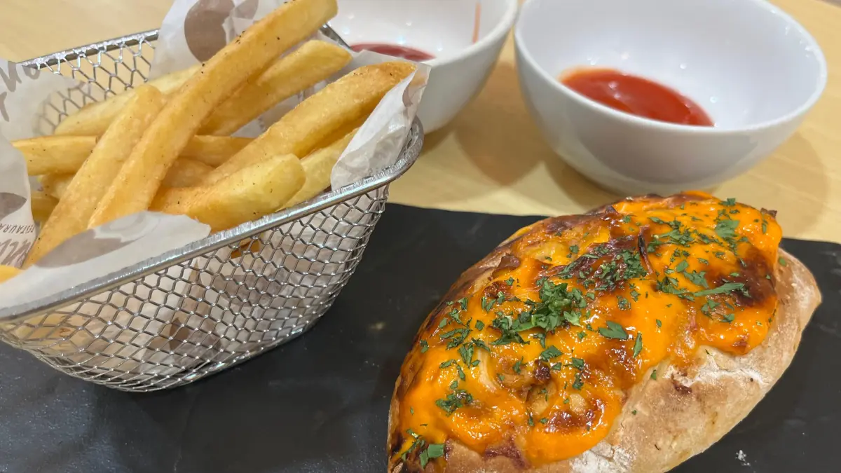BERHASIL: Roti baguette khas Prancis dipadukan dengan ayam barbeque ala Amerika Latin.