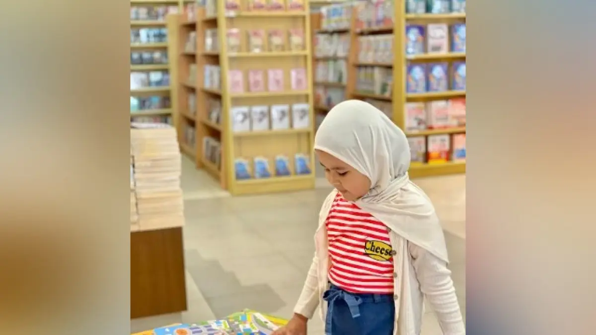 KEBIASAAN: Hanna Fatima Amizah, putri semata wayang Maulani Al Amin yang mulai gemar membaca buku sedang asyik memilih buku. (IST)