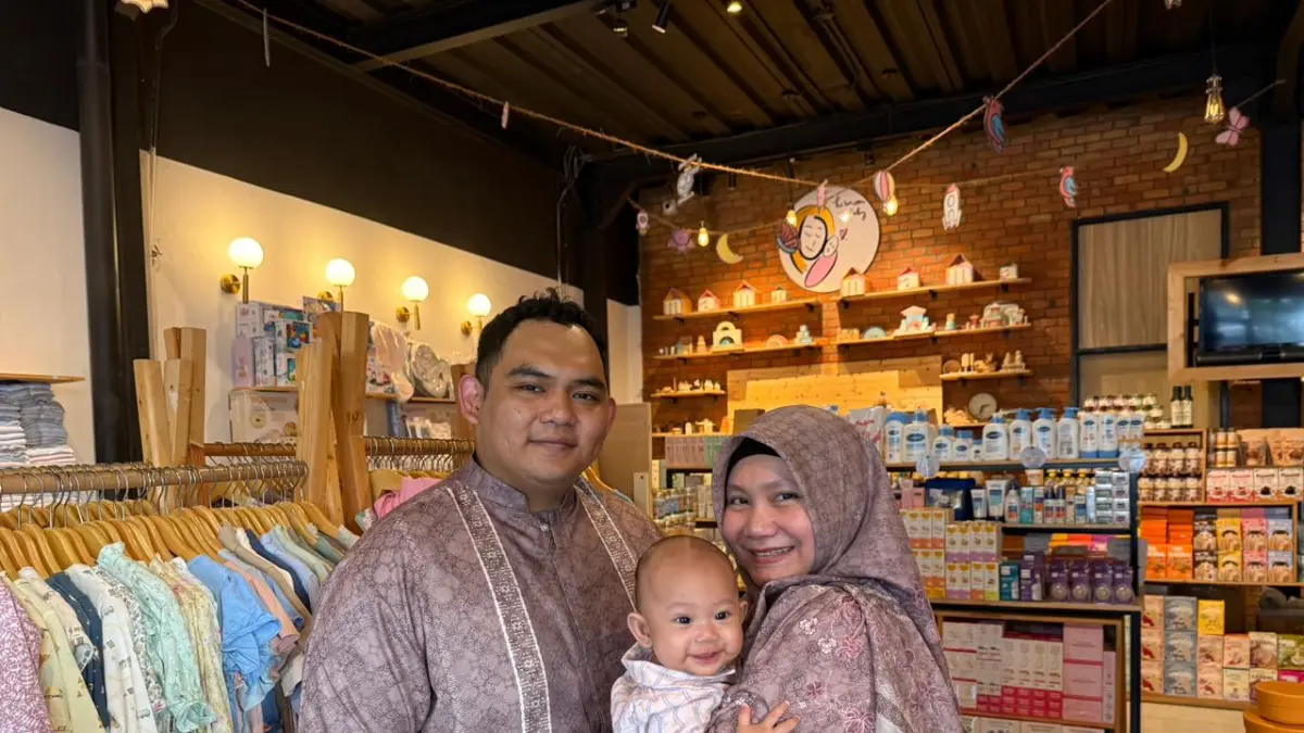 MERINTIS: Dipo dan Ika memulai usaha dari gudang rumah. Rezeki mengantarkan mereka membangun bisnis secara autodidak. RORO/KP