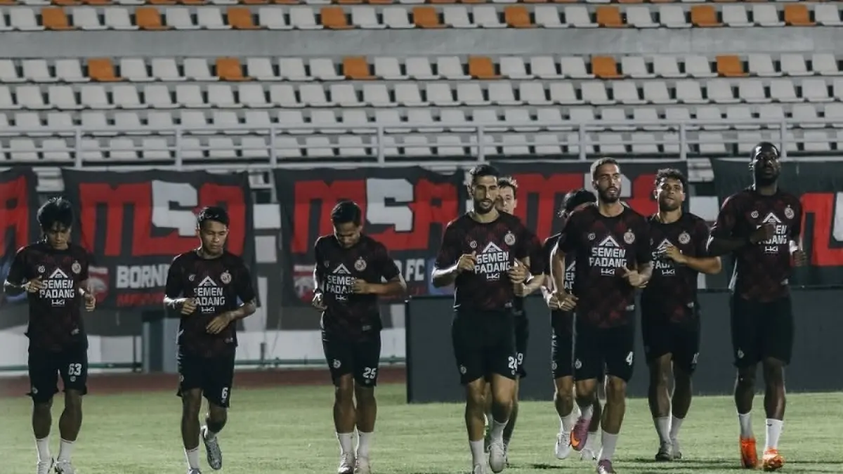 OPTIMISTIS: Skuad Semen Padang melakukan official training di Stadion Segiri Samarinda sebelum menghadapi Borneo FC. SPFC UNTUK KP