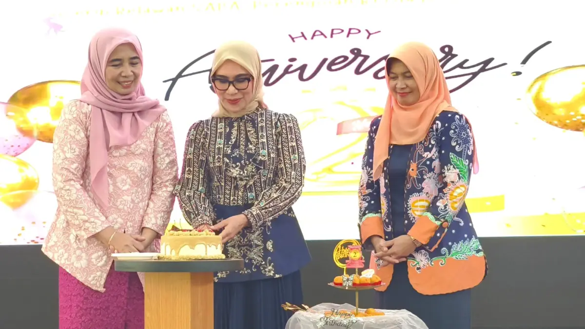 Puncak acara peringatan HUT ke-2 Forum Sapa ditandai dengan pemotongan kue ulang tahun oleh Ketua TP PKK Kota Balikpapan Nurlena Rahmd Mas