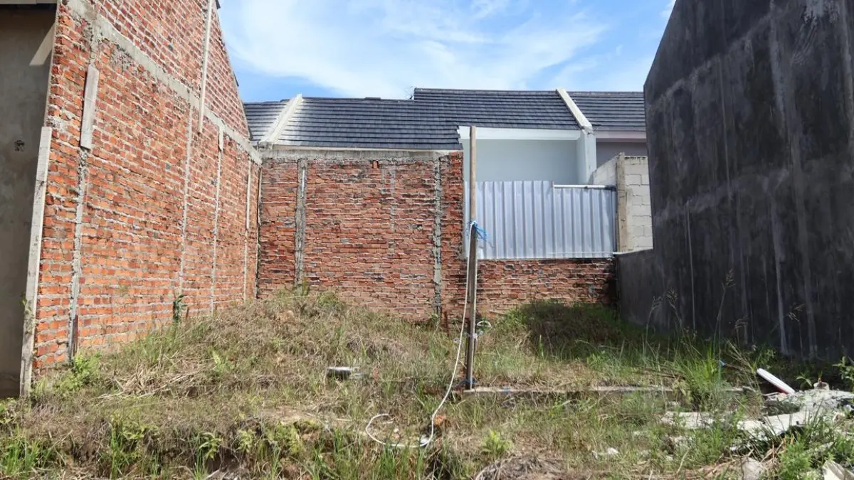 Salah satu rumah konsumen di Cluster Camelia, Balikpapan Regency yang baru berupa fondasi padahal sudah dilunasi sejak 2023 lalu. (FOTO&nbsp;ANGGI PRADITHA/KP)