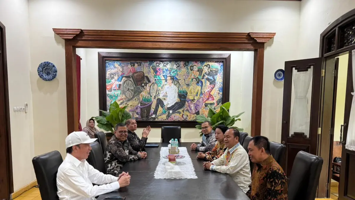 SAMPAIKAN: Jajaran KPPU saat audiensi dengan Presiden RI ke-7 Joko Widodo di Solo, Rabu (22/4). Pertemuan membahas nasib persaingan usaha di Indonesia dan amandemen UU.