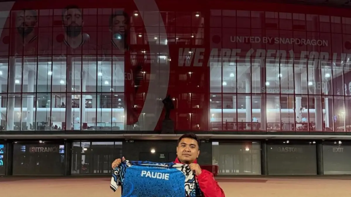 Akbar Paudi, pemain Bluefin Esports Samarinda, mengabadikan momen di Old Trafford, markas Manchester United, Inggris, saat mengikuti ajang eFootball internasional.